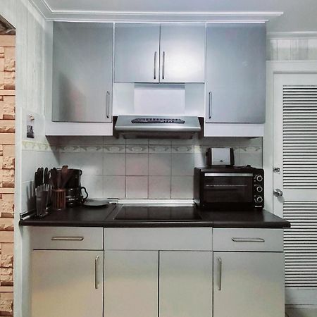 67 Sqm. Condo Unit In Robinson Place Residences 마닐라 외부 사진