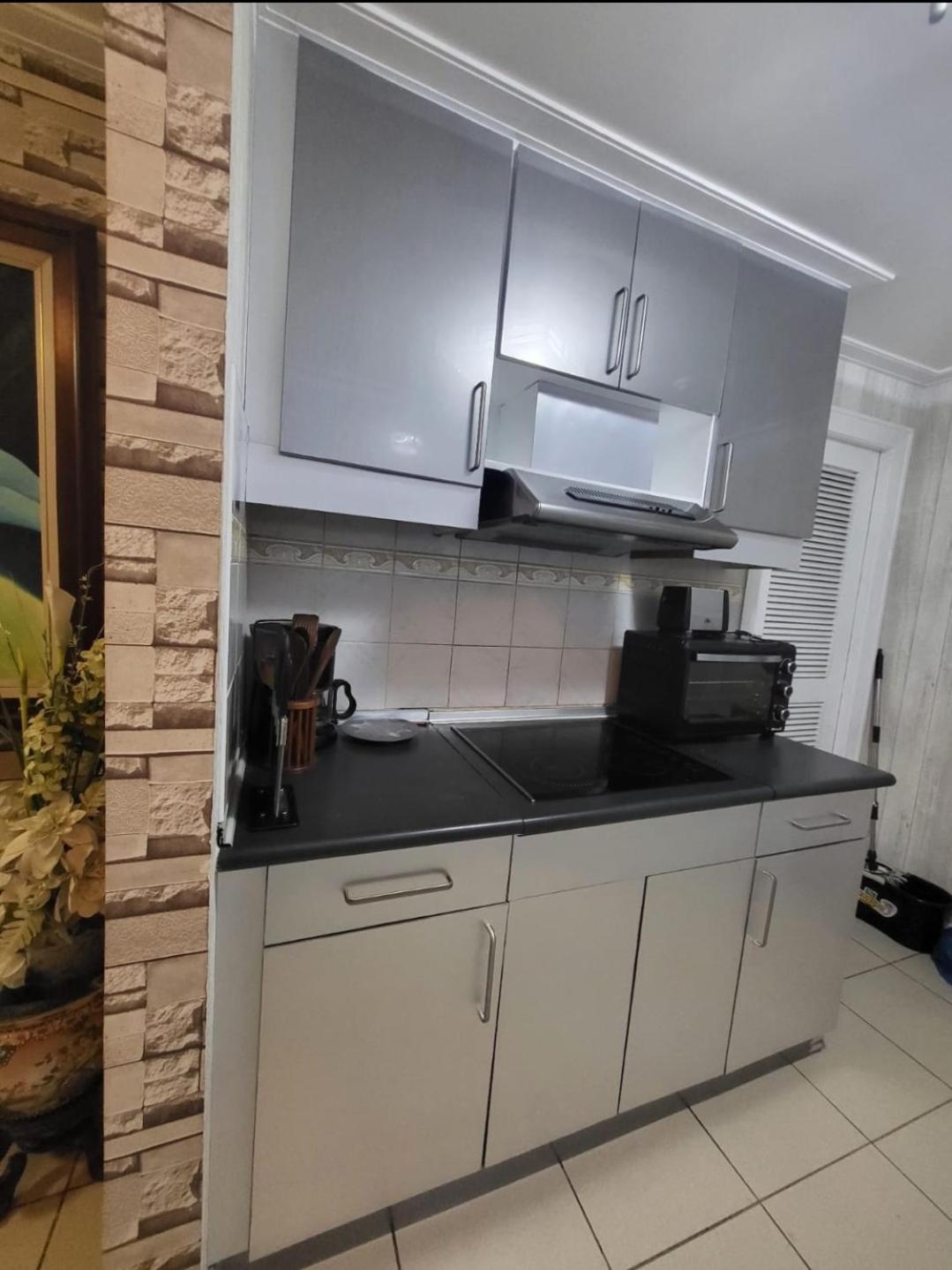 67 Sqm. Condo Unit In Robinson Place Residences 마닐라 외부 사진