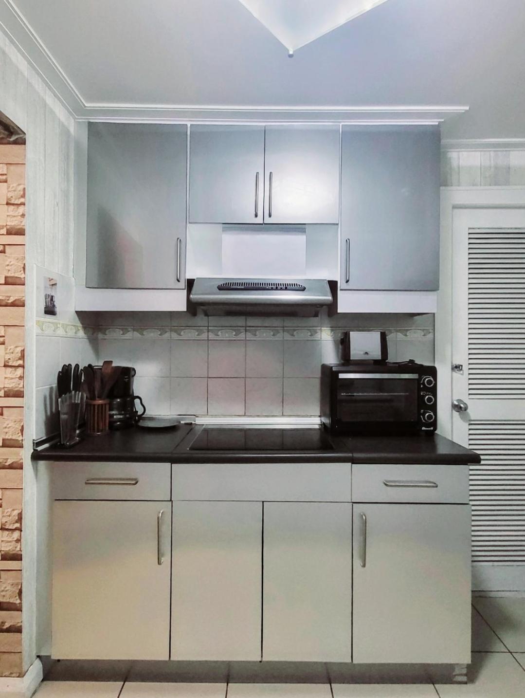 67 Sqm. Condo Unit In Robinson Place Residences 마닐라 외부 사진